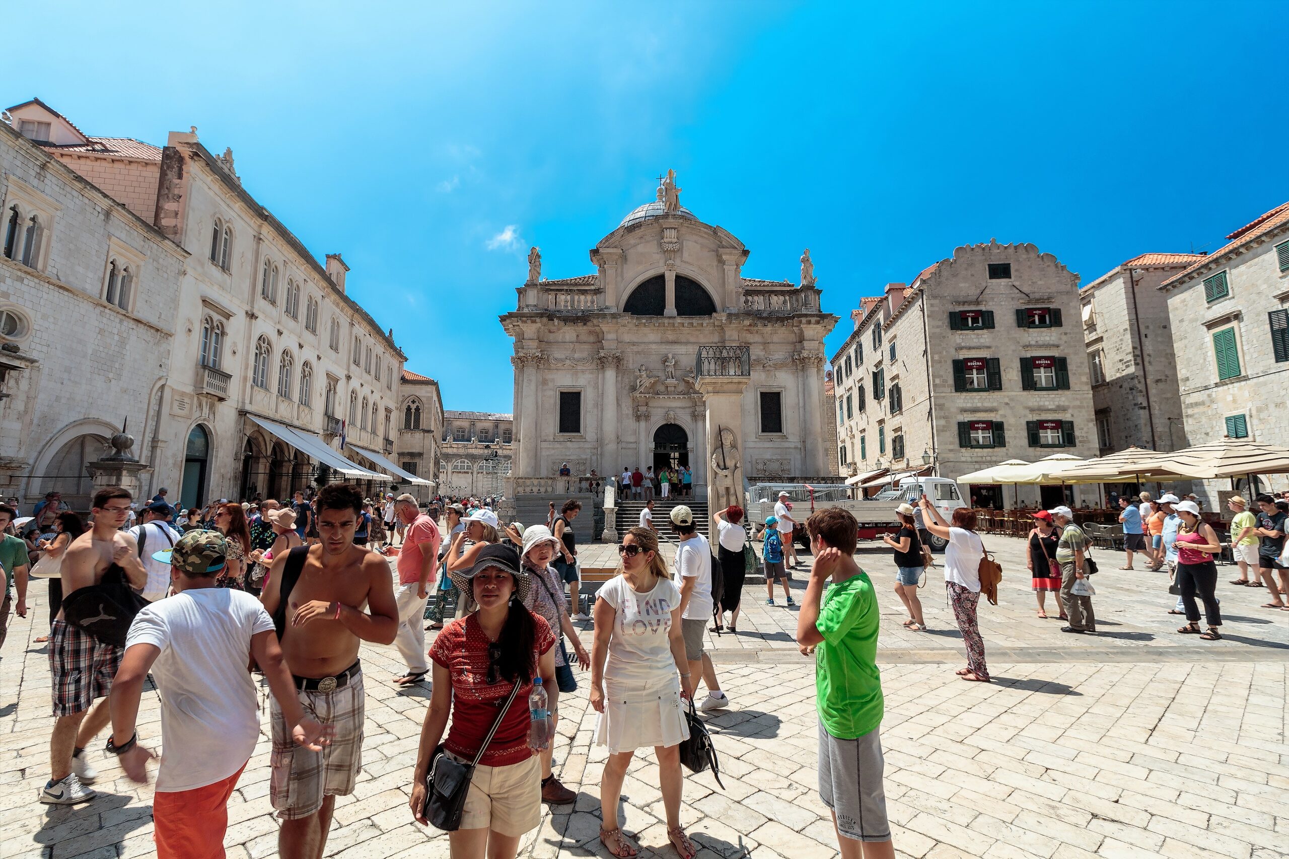 Peker ut de 10 tryggeste reisemål i Europa